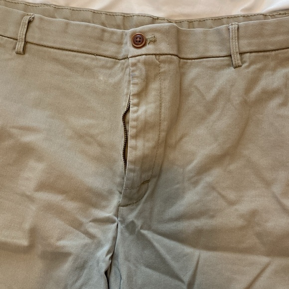 IZOD khaki shorts size W40 - Picture 2 of 4